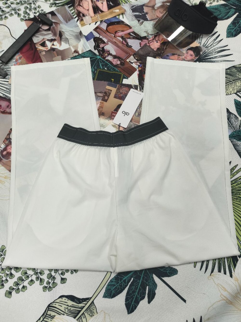 NWT✨Alo Yoga Straight Leg Pants White/Black (Regular) Fashion Comfortable🌼 - Picture 3 of 7